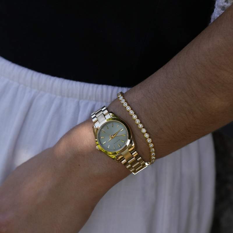 Bracelet tennis plaqué or jaune serti clos 19,5cm - vue porté 1
