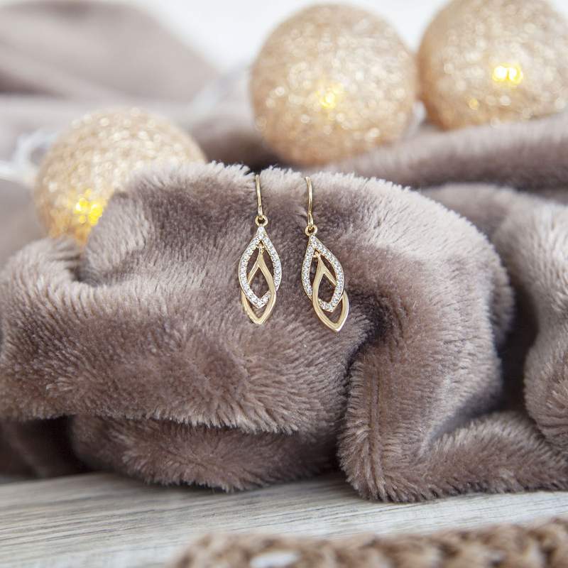 Boucles d'oreilles plaqué or pendants entrelacées zirconias - vue D3