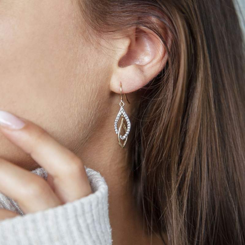 Boucles d'oreilles plaqué or pendants entrelacées zirconias - vue porté 1