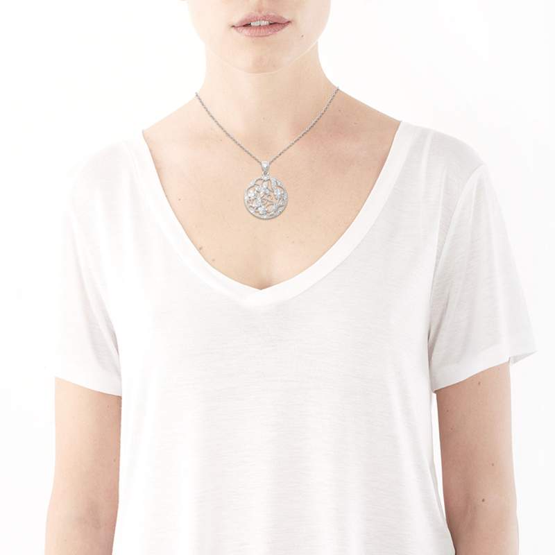Collier argent 925 médaille ajourée papillons et fleurs zirconias 45 cm - vue porté 1