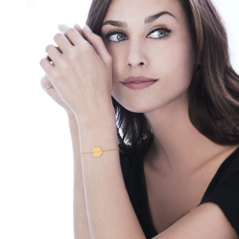 Bracelet or 375 jaune médaille personnalisable 18 cm - vue porté 1