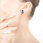 Boucles d'oreilles or 750 2 tons dormeuses saphirs et diamants - vue porté 1