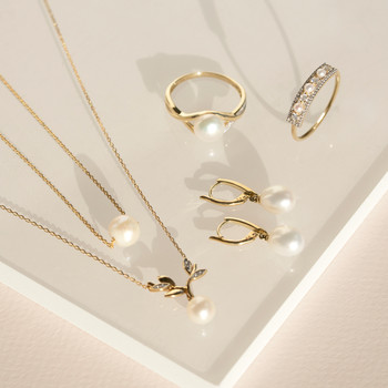 Gold necklace 375 2 tone foliage Chinese cultured pearl and diamonds 45 cm