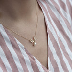 Collier or 375 2 tons feuillage perle de culture de Chine et diamants 45 cm - vue porté 2