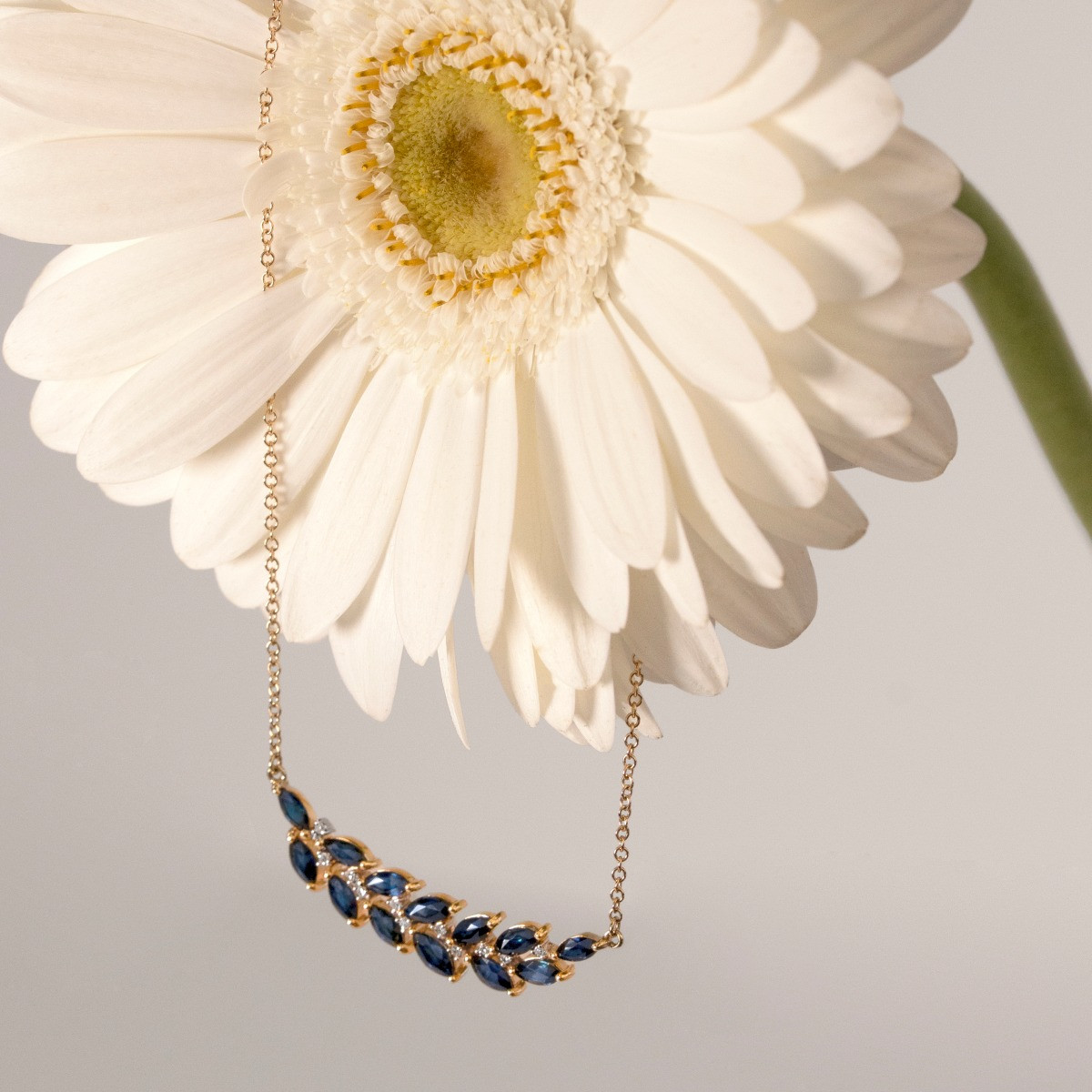 Collier or 375 2 tons feuille de laurier saphirs et diamants 45 cm - vue D1