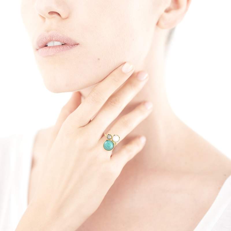 Bague or 375 jaune amazonite et pierre de lune - vue porté 1