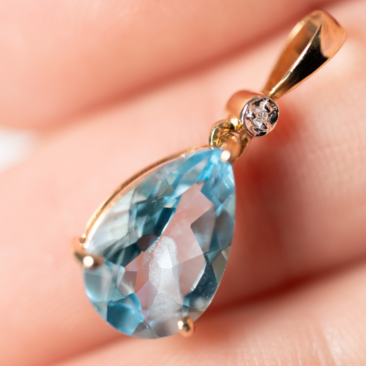 Hanger van 375 goud in twee tinten, behandelde blauwe topaas in peervorm en diamant - afbeelding D2