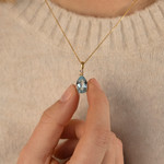 Pendentif or 375 2 tons topaze bleue traitée taille poire et diamant - vue porté 1