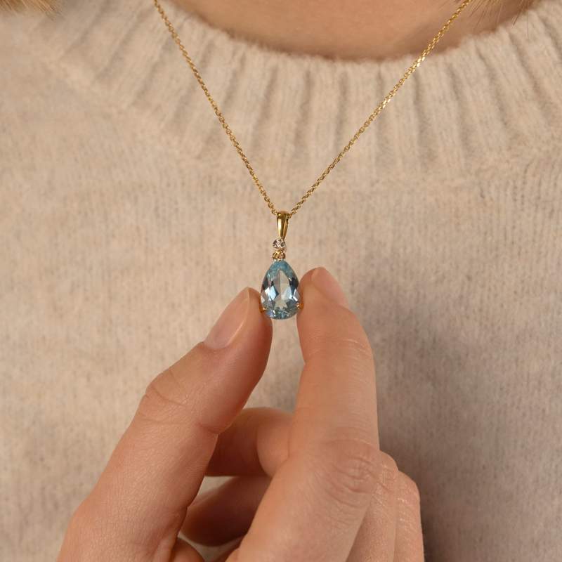 Pendentif or 375 2 tons topaze bleue traitée taille poire et diamant - vue porté 1
