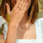 Bague or 375 2 tons quartz vert ovale et diamants - vue porté 1