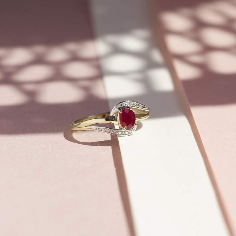 Bague or 375 2 tons rubis ovale et diamants - vue D3
