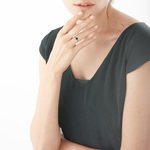 Bague or 375 blanc topazes bleues traitées - vue porté 1