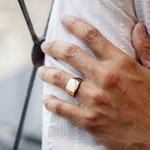 Chevaliere or 375 2 tons carrée diamant - vue porté 1