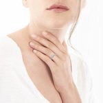 Bague or 375 blanc ajourée cercle diamants - vue porté 1