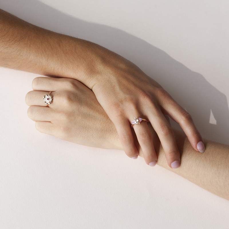 Bague or 375 rose fleur nacre et grenat rhodolite - vue porté 3