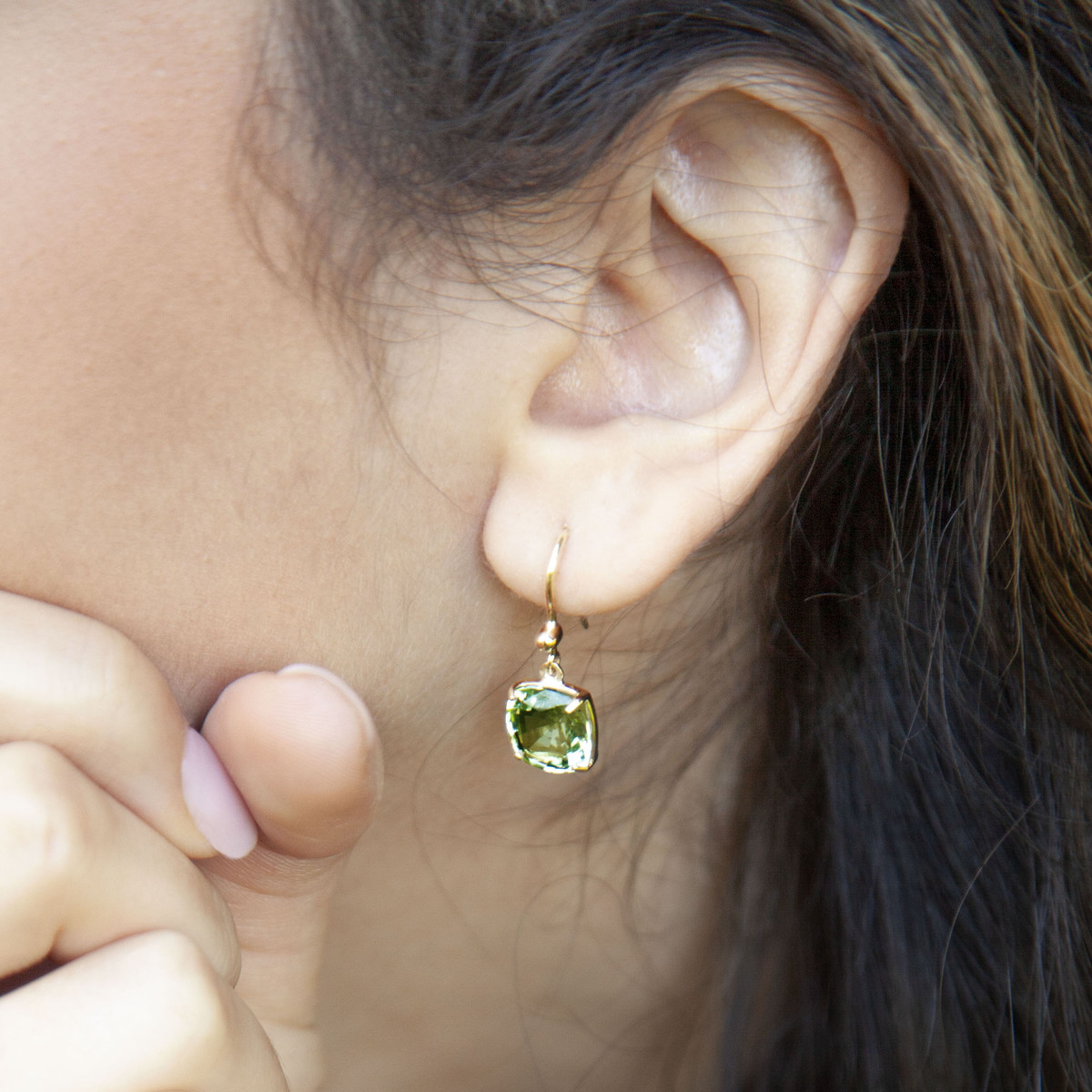 Boucles d'oreilles or 375 pendants quartz verts carrés - vue porté 2