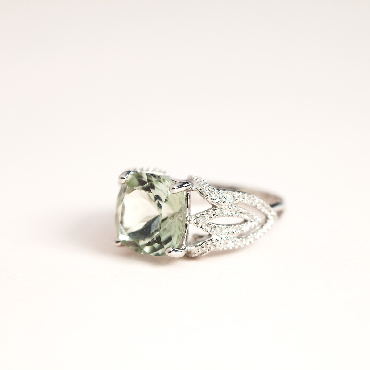 Bague or 375 blanc quartz vert et diamants - vue D4