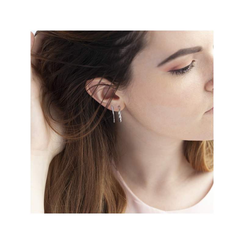 Boucles d'oreilles or blanc 375  pendants diamants - vue porté 2