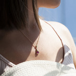 Collier or 375 2 tons rubis taille poire et diamants 45 cm - vue porté 2