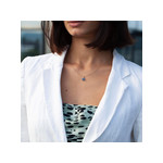 Collier or 375 2 tons fleur saphirs et diamants 45 cm - vue porté 2