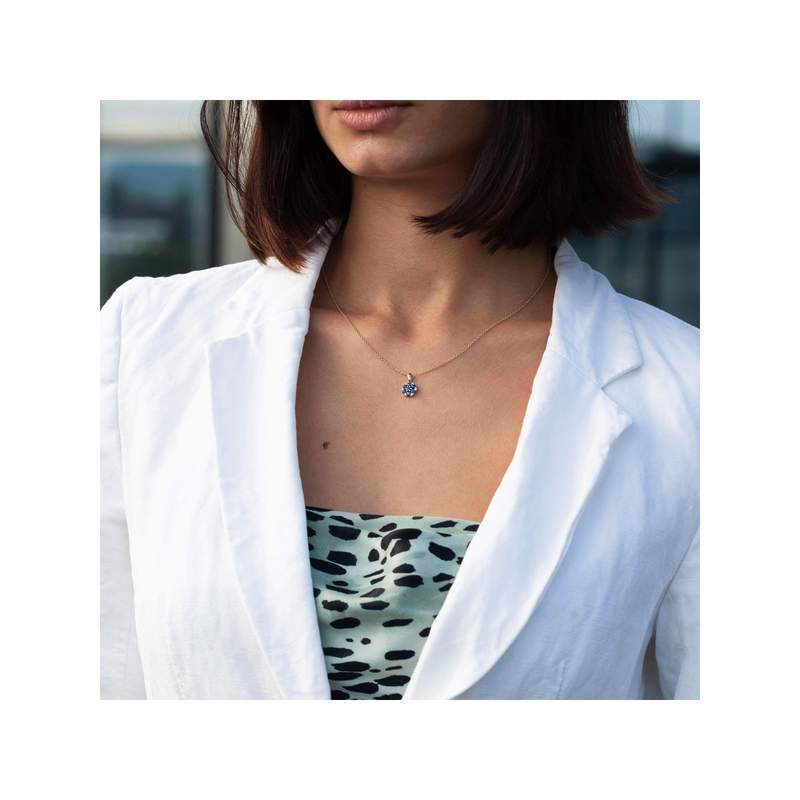 Collier or 375 2 tons fleur saphirs et diamants 45 cm - vue porté 2