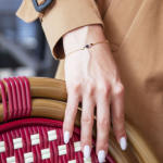 Bracelet or 375 2 tons saphirs et diamants 19 cm - vue porté 2