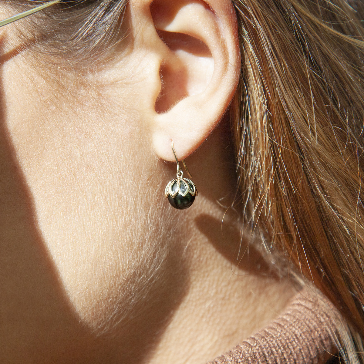 Boucles d'oreilles or 375 pendants perles de culture de Tahiti - vue porté 2