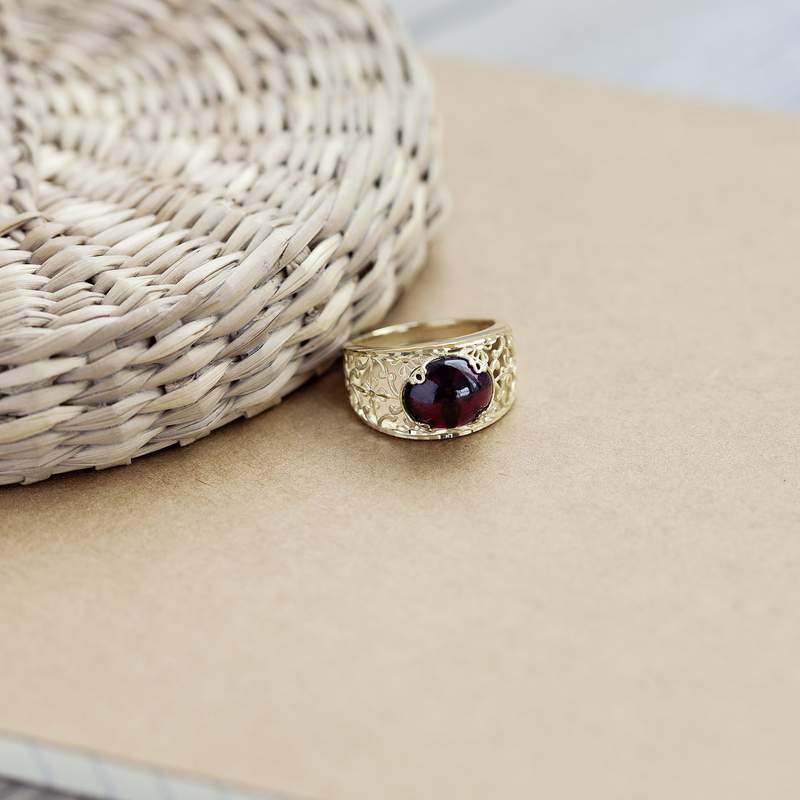 Bague or jaune 375 filigrane grenat - vue D3