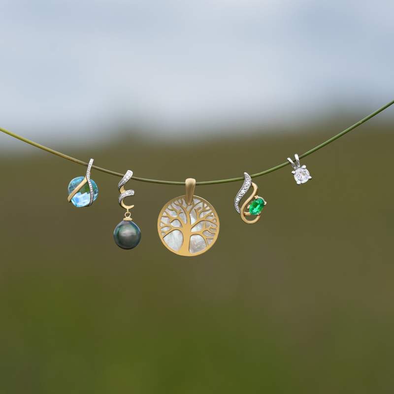 Pendentif or 2 tons émeraude ovale et diamants - vue D1