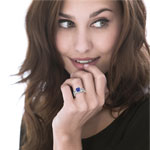 Bague argent 925 carrée zirconias bleus et blancs - vue porté 1