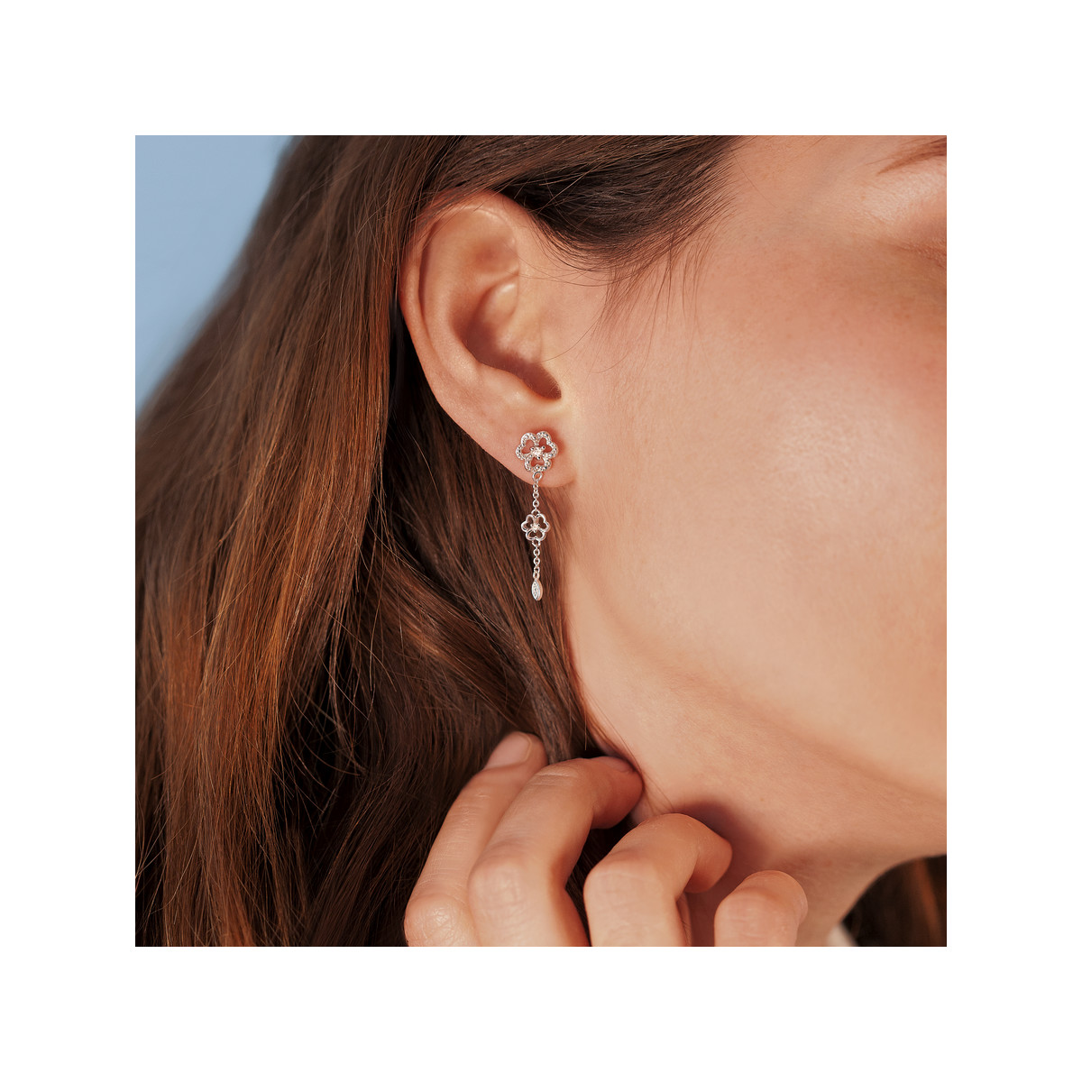 Boucles d'oreilles argent 925 pendants trèfles diamants - vue porté 1