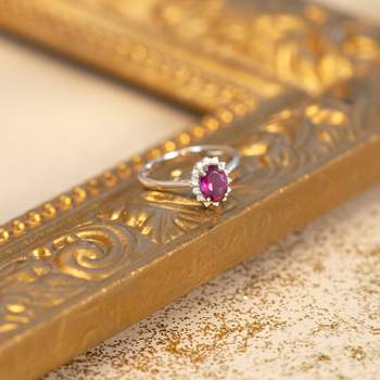 Zilveren ring met ovale rhodolietgranaat en diamanten