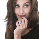 Bague or 750 2 tons ajourée saphir ovale et diamants - vue porté 1