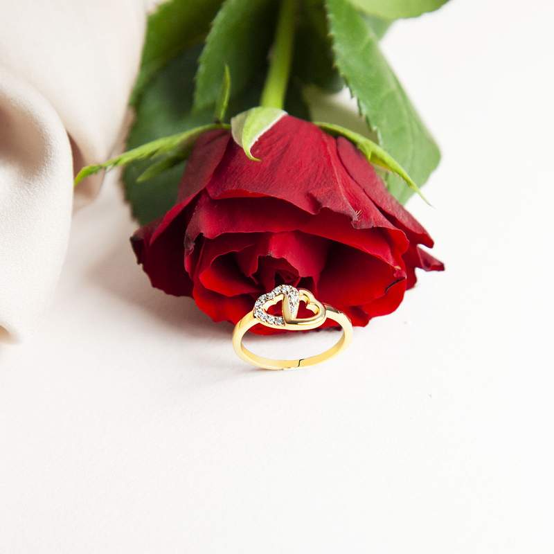 Bague plaqué or 2 tons coeurs entrelacés zirconias - vue D4