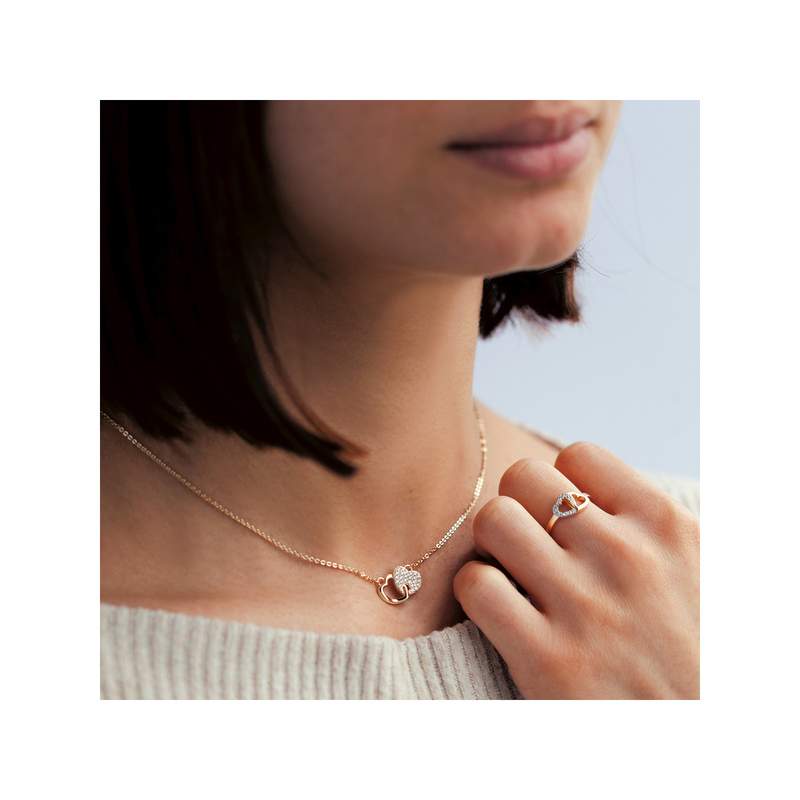 Bague plaqué or 2 tons coeurs entrelacés zirconias - vue porté 1