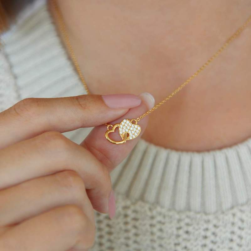 Collier plaqué or coeurs entrelacés zirconias 45 cm - vue porté 2