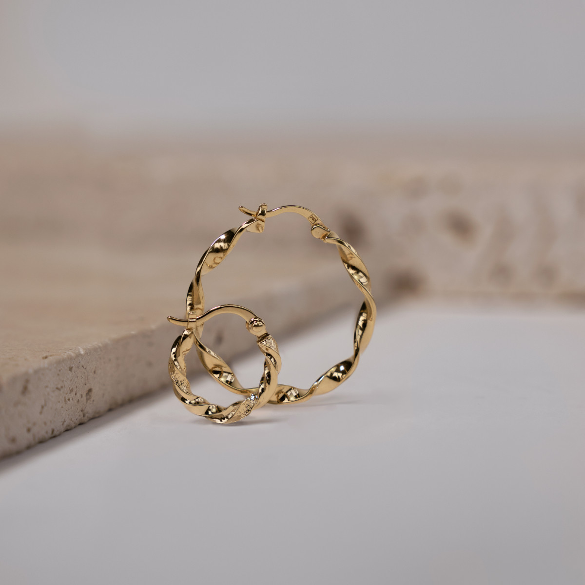 Vergulde gedraaide creolen 17 mm - afbeelding D1