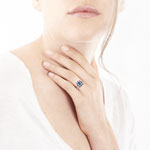 Bague or 750 blanc ovale saphirs et diamants - vue porté 1