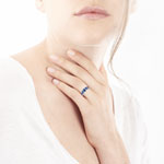 Bague or 750 blanc saphir et diamant - vue porté 1