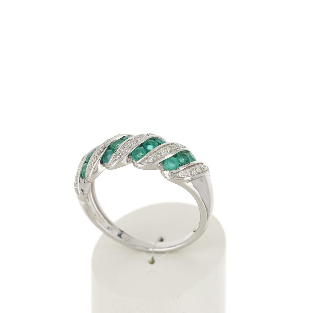 Bague or 750 blanc torsade émeraudes et diamants - vue 2