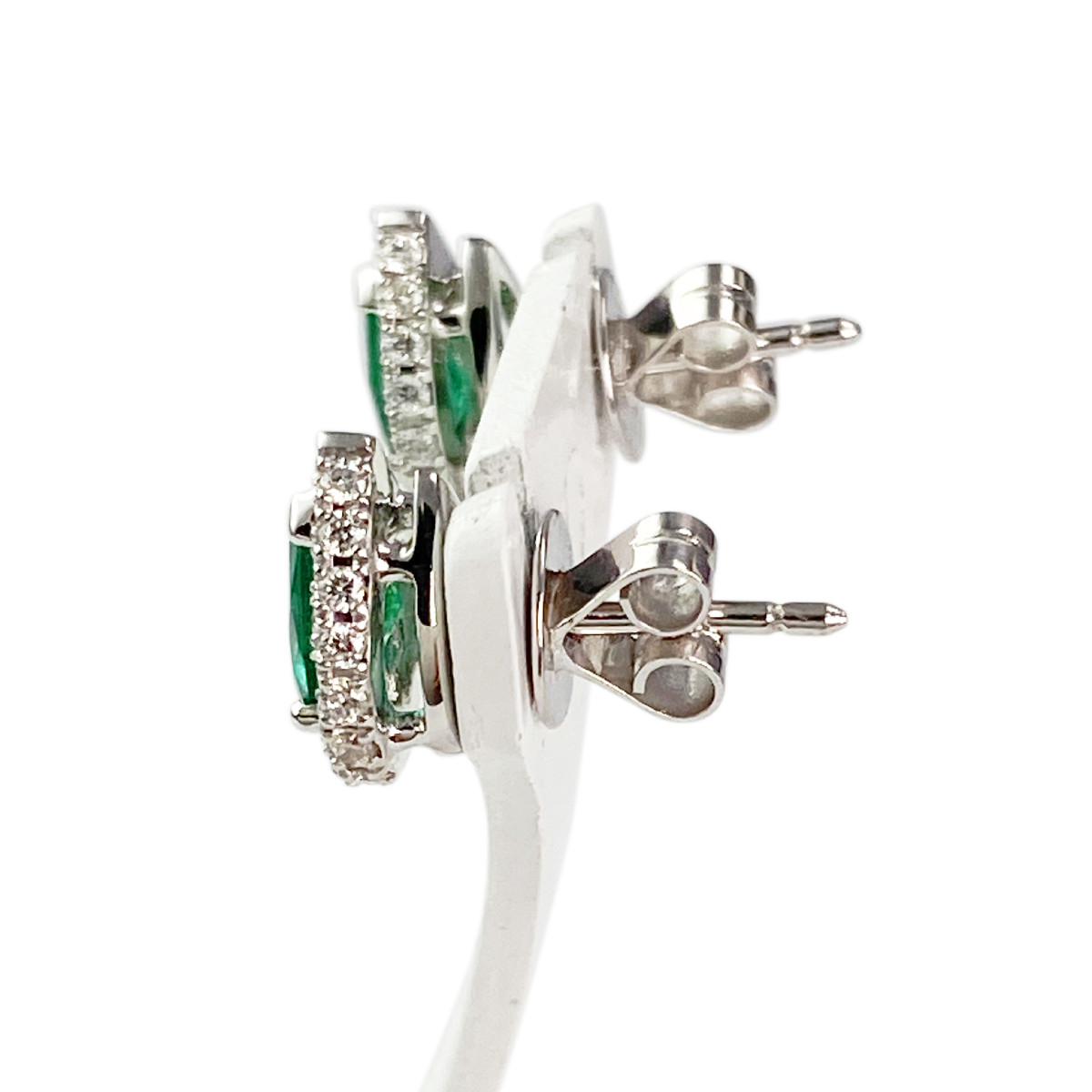 Boucles d'oreilles or 750 blanc émeraude et diamant - vue 2