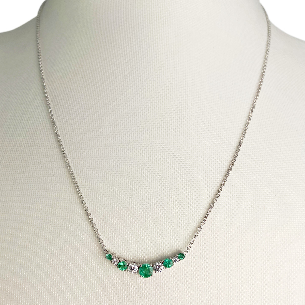 Collier or 750 blanc emeraude et diamant - vue 2