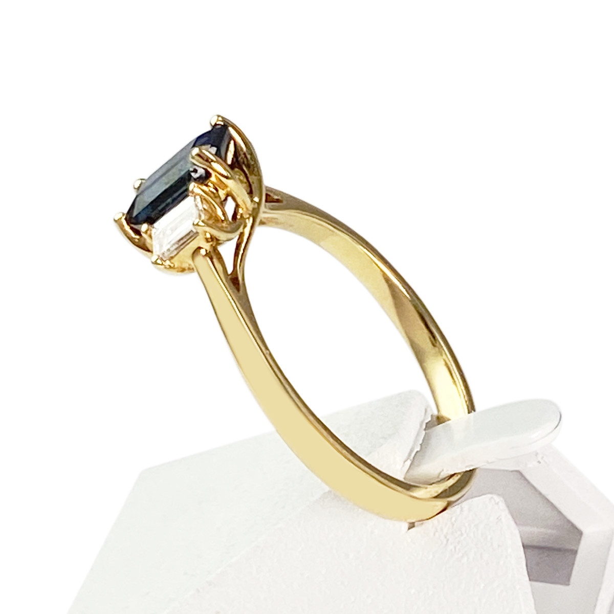 Bague or 750 jaune saphir et diamant - vue 2