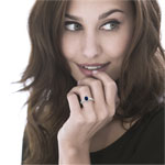 Bague or 750 blanc saphir ovale et diamants - vue porté 1