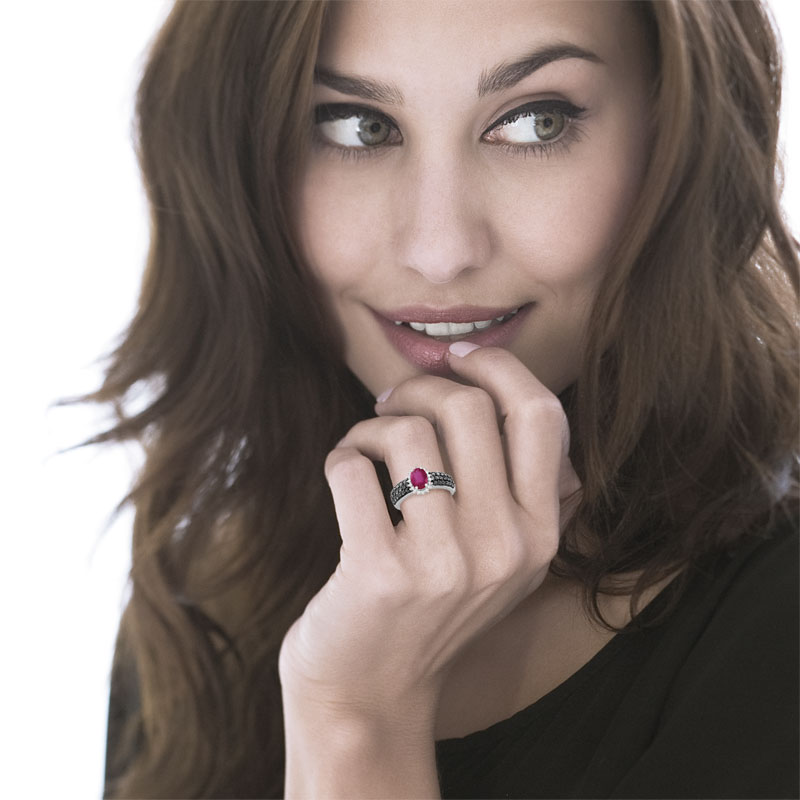 Ring van 750 witgoud met ovale robijn en behandelde zwarte diamanten en witte diamanten - gedragen 1