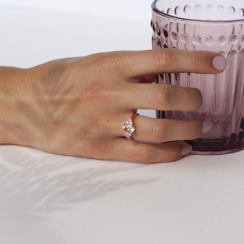 Bague or 375 rose morganite ovale et saphirs roses - vue porté 2
