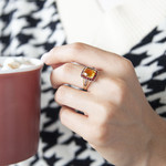 Bague or 375 jaune rectangulaire pierres fines - vue porté 1