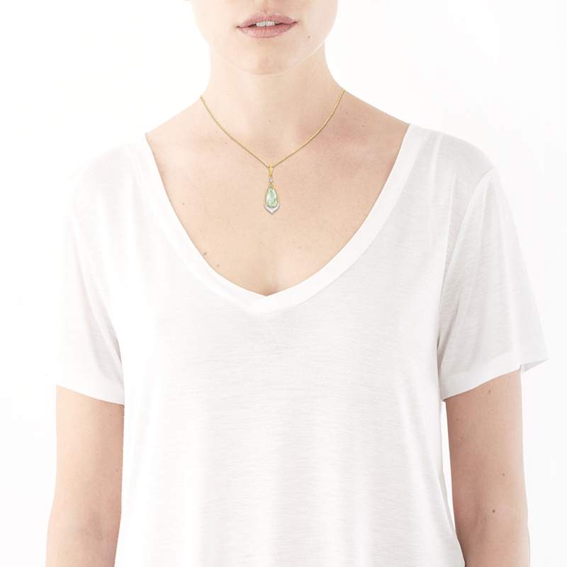 Collier or 375 2 tons quartz vert taille poire et diamants 45 cm - vue porté 1