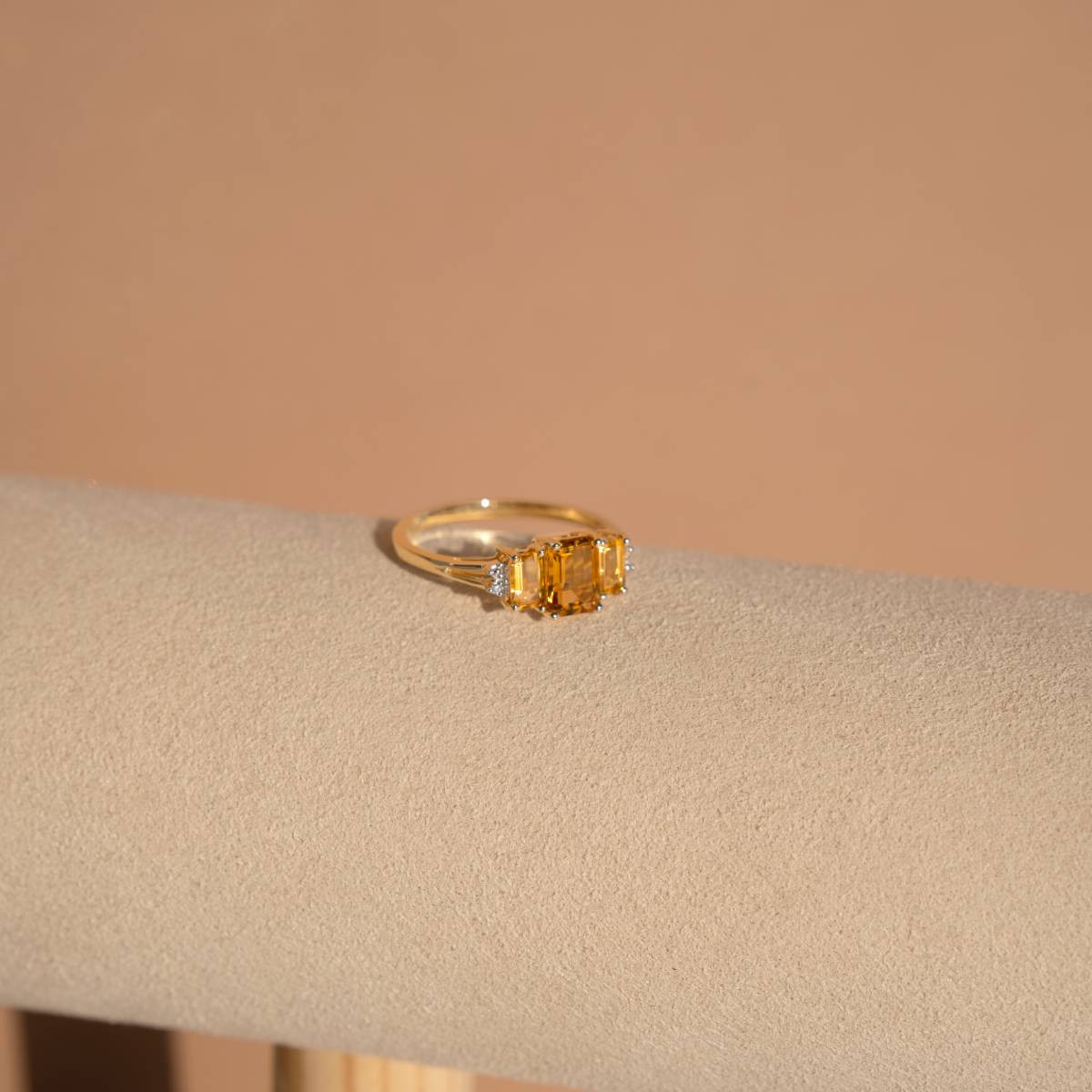 375 goudring met twee kleuren, rechthoekige citrienen en diamanten - afbeelding D1