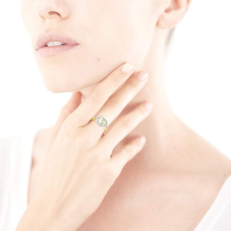 Bague or 375 2 tons quartz vert ovale et diamants - vue porté 1